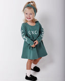 Gemustertes Babykleid und Stirnband mit OXO-Print