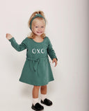 Gemustertes Babykleid und Stirnband mit OXO-Print