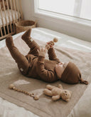 طفلة السروال القصير ومجموعة البيريه