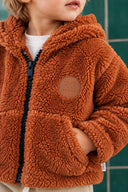 RG258 kiremit peluş bebek hırkası fermuar, cep, RG Brand etiketi ve doğal kumaş dokusu yakın detay