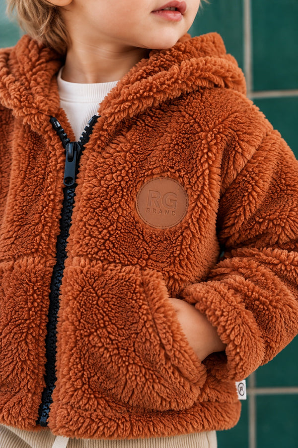 RG258 kiremit peluş bebek hırkası fermuar, cep, RG Brand etiketi ve doğal kumaş dokusu yakın detay