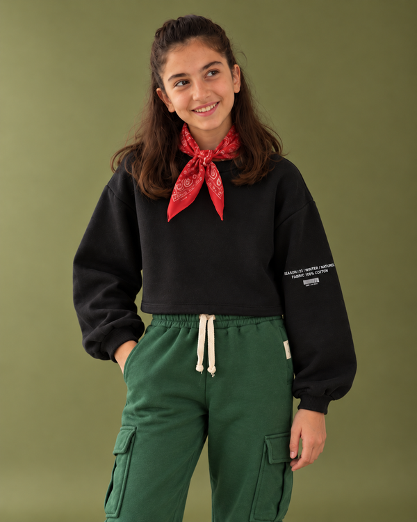 RG Brand RG3308 siyah crop sweatshirt, model üzerinde ön görünüm.