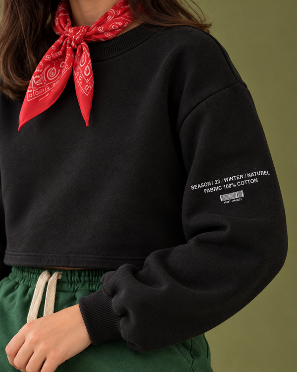 RG Brand RG3308 siyah crop sweatshirt, kol baskısı, manşet ve kumaş detayı.