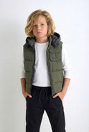 Junge natürliche glänzende Pufferweste