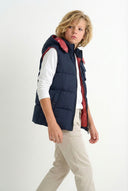 Junge natürliche glänzende Pufferweste