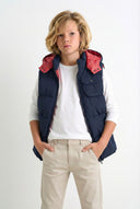 Junge natürliche glänzende Pufferweste