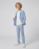 Junger gestreifter Leinenanzug