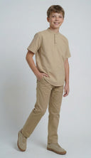 Junges Leinenhemd mit Stehkragen