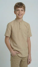 Junges Leinenhemd mit Stehkragen