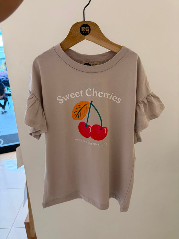 T-Shirt für Mädchen | Rüschenärmel, Kirschprint | 100% Baumwolle | 9–15 Jahre | Stein, Braun, Creme | RG3723