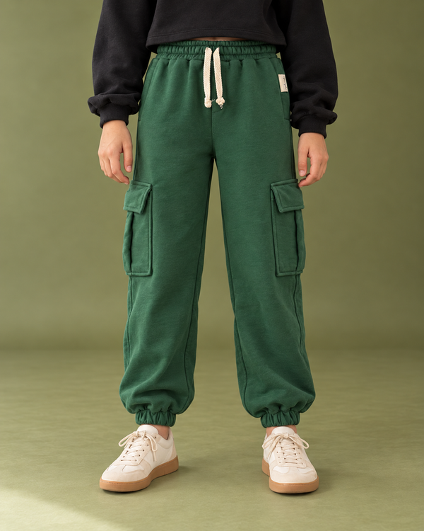 RG Brand RG3744 yeşil kargo cepli jogger pantolon, model üzerinde ön görünüm.