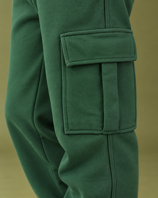 RG Brand RG3744 yeşil jogger pantolon, kargo cep kapağı, pile, dikiş ve penye kumaş detayı.