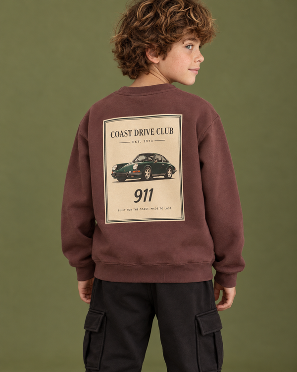 RG Brand RG3746 bordo sweatshirt, model üzerinde arka görünüm, Coast Drive Club ve 911 otomobil baskısı.