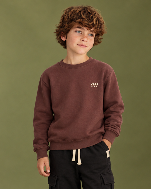 RG Brand RG3746 bordo sweatshirt, model üzerinde ön görünüm ve krem 911 nakışı.