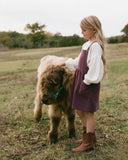 salopetli elbise giyen kiz 