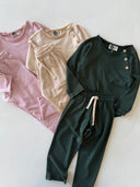 Kinder-Trainingsanzug-Set mit Schulterknöpfen und detailliertem Detail