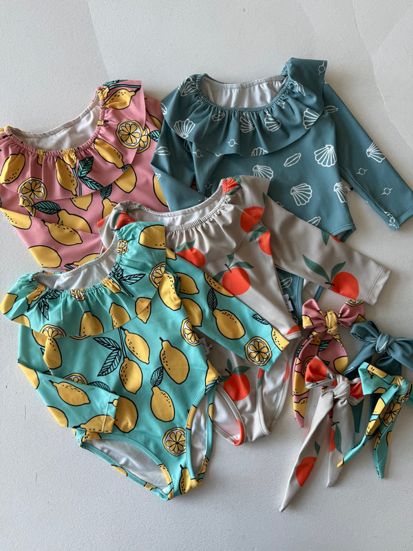 Kinder-Badeanzug mit Rüschenkragen, Langarm & Haarspange | 3–9 Jahre | RG Brand | RG1597