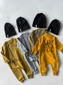 OXO Baby-Strampler und Mütze mit bedrucktem Design