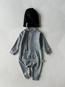 OXO Baby-Strampler und Mütze mit bedrucktem Design