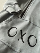 OXO Baby-Strampler und Mütze mit bedrucktem Design