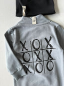 OXO Baby-Strampler und Mütze mit bedrucktem Design