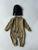 OXO Baby-Strampler und Mütze mit bedrucktem Design