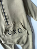 OXO Baby-Strampler und Mütze mit bedrucktem Design