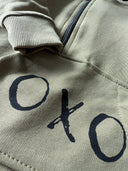 OXO Baby-Strampler und Mütze mit bedrucktem Design