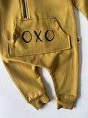 OXO Baby-Strampler und Mütze mit bedrucktem Design