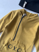 OXO Baby-Strampler und Mütze mit bedrucktem Design
