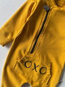 OXO Baby-Strampler und Mütze mit bedrucktem Design