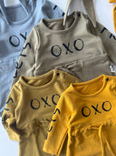 فستان أطفال منقوش بطبعات أوكسو وعصابة رأس