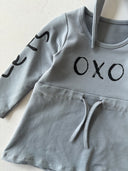 فستان أطفال منقوش بطبعات أوكسو وعصابة رأس