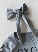 فستان أطفال منقوش بطبعات أوكسو وعصابة رأس