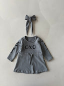 فستان أطفال منقوش بطبعات أوكسو وعصابة رأس