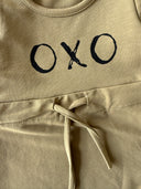 فستان أطفال منقوش بطبعات أوكسو وعصابة رأس