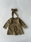 فستان أطفال منقوش بطبعات أوكسو وعصابة رأس