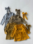 فستان أطفال منقوش بطبعات أوكسو وعصابة رأس