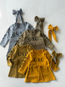 فستان أطفال منقوش بطبعات أوكسو وعصابة رأس