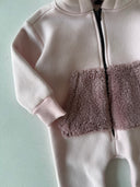 3-fädiger Baby-Strampler mit Kapuze und Reißverschluss