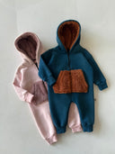 3-fädiger Baby-Strampler mit Kapuze und Reißverschluss