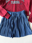 طقم تنورة قصيرة بطيات مطبوعة من الأمام للشباب، قطعتان