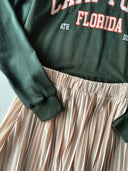 طقم تنورة قصيرة بطيات مطبوعة من الأمام للشباب، قطعتان