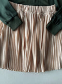 طقم تنورة قصيرة بطيات مطبوعة من الأمام للشباب، قطعتان