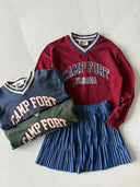 طقم تنورة قصيرة بطيات مطبوعة من الأمام للشباب، قطعتان