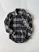 Junges Holzfällerhemd mit Druckknopftaschen