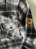 Junges Holzfällerhemd mit Druckknopftaschen