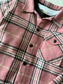 Junges Holzfällerhemd mit Druckknopftaschen