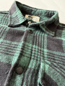 Junges Holzfällerhemd mit Druckknopftaschen