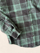 Junges Holzfällerhemd mit Druckknopftaschen